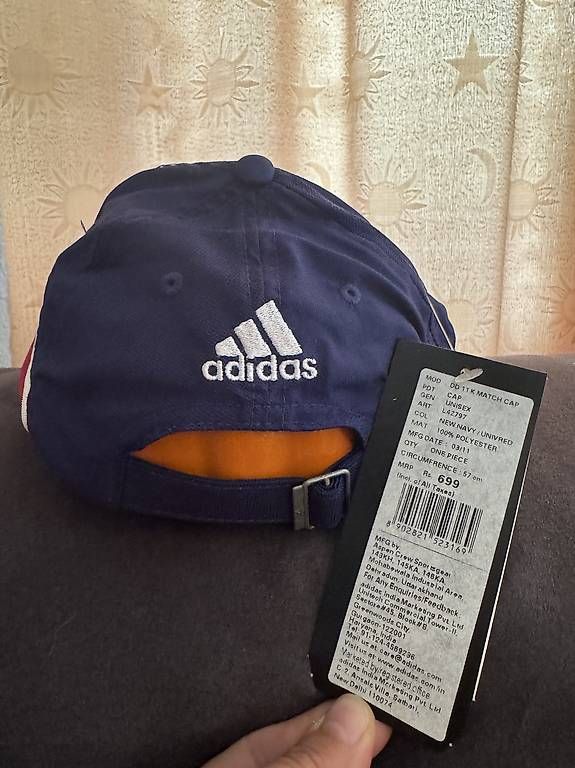Chapeaux, bonnets & casquettes: Adidas Caps  Neu – D'occasion à St. Gallen par EllyM. 2