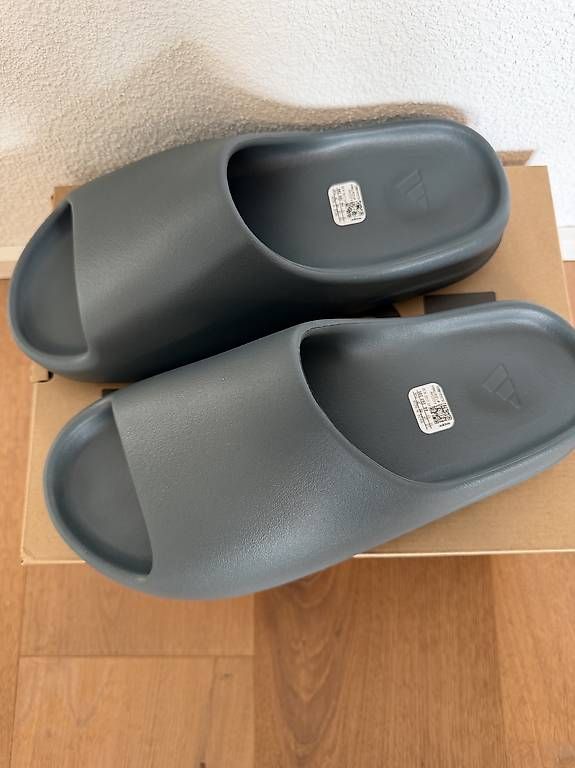Scarpe da uomo: Yeezy Slides Marine – Usato da Neftenbach venduto da Fashion_7 1