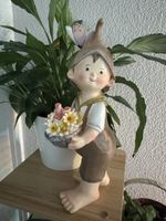 Gartenfigur – süßer Gartenzwerg mit einem Blumenkörbchen 🌸