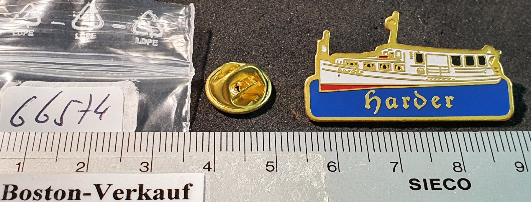 Placchette & Badge: GG574 - Pin Schiff Harder – Usato da Reinach BL venduto da Boston-Verkauf 1