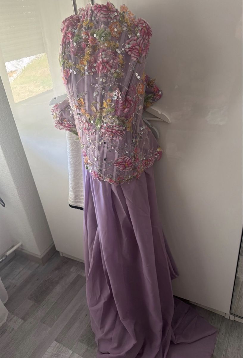 Robes: Robe longue bustier ornée de fleurs – Neuf avec emballage d'origine à Tramelan par besmira14 1