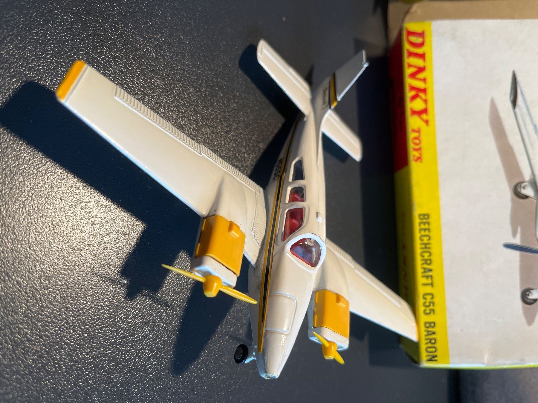 Dinky Toys Modellini d'auto: Dinky Toys BEECHCRAFT C55 Baron – Usato da Goumoens-la-ville venduto da sfornallaz