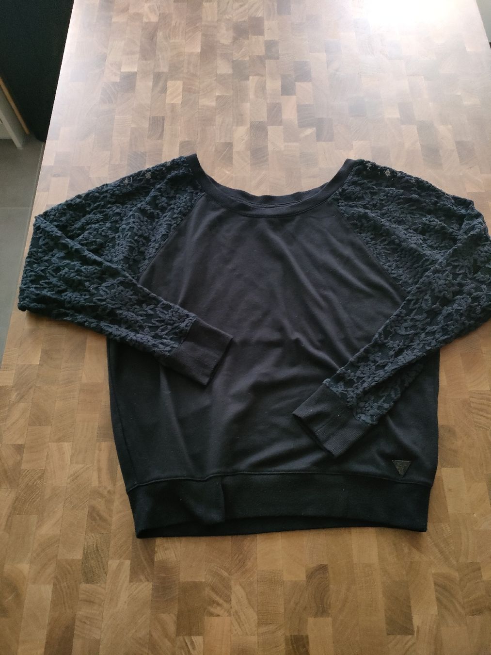 Guess Pullover & Sweatshirts: Pullover – Gebraucht aus Oberengstringen von ina_5xrj