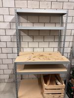 Metallregal mit Holztablaren gebrauchter Zustand