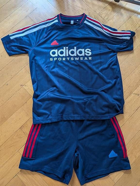 Lotti di vestiti: adidas Trainings/Freizeit Set mit Shirt und Hose – Usato da Zürich venduto da Pabloo17
