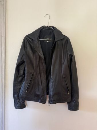 Schlichte schwarze Lederjacke aus echtem italienischem Leder