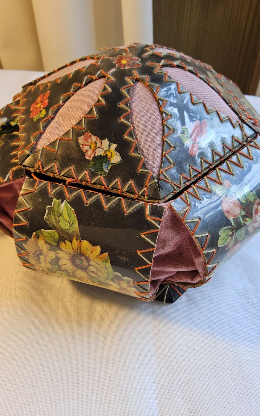Barattoli: Antike Schatulle mit Blumenmuster, Handarbeit, ca. 1930-40 – Usato da Zürich venduto da philpip 5