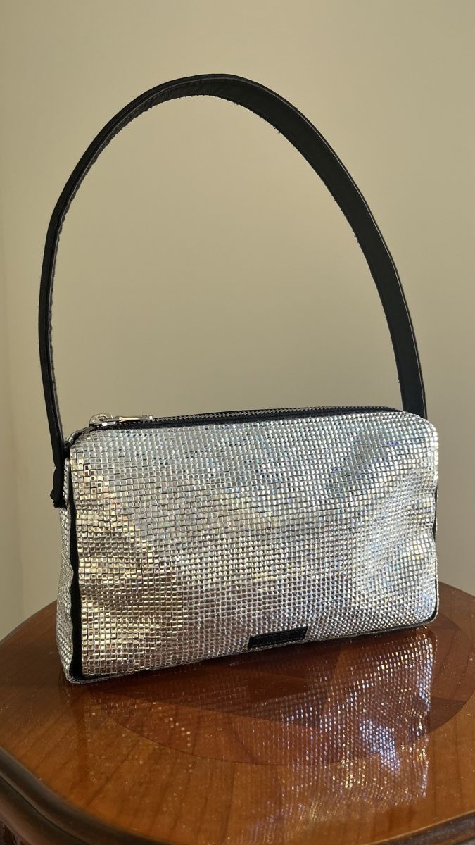 Arket Borse da donna: Borsa ARKET a spalla argentata con strass nuova – Nuovo (secondo la descrizione) da Lugano venduto da yul_fhg2