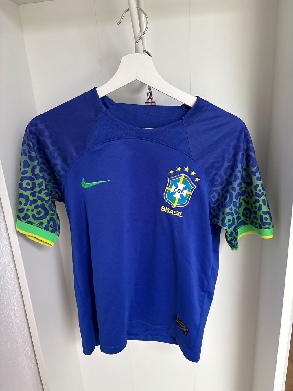 Nike Leibchen & Hosen: Maillot de foot Brésil – Gebraucht aus Nidau von hel_vwr6