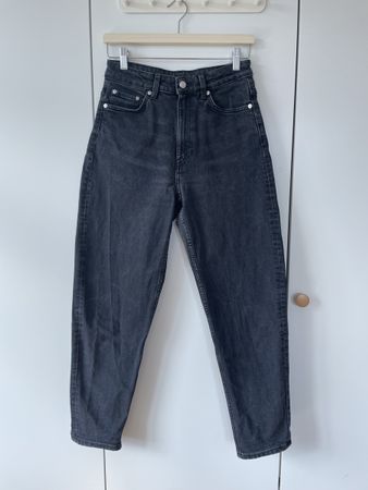 WEEKDAY "Lash" Extra High Mom Jeans – W27/L28 – Schwarz