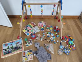 Spielbogen und Holzspielzeug 