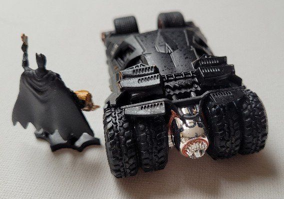 Hot Wheels Modellini d'auto: BATMOBIL MIT/AVEC BATMAN – HOT WHEELS – Usato da Neftenbach venduto da Mador6 3