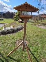 Vogelhaus auf Ständer, Futterstation