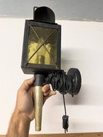 Vintage Wandlaterne mit gelbem Glas
