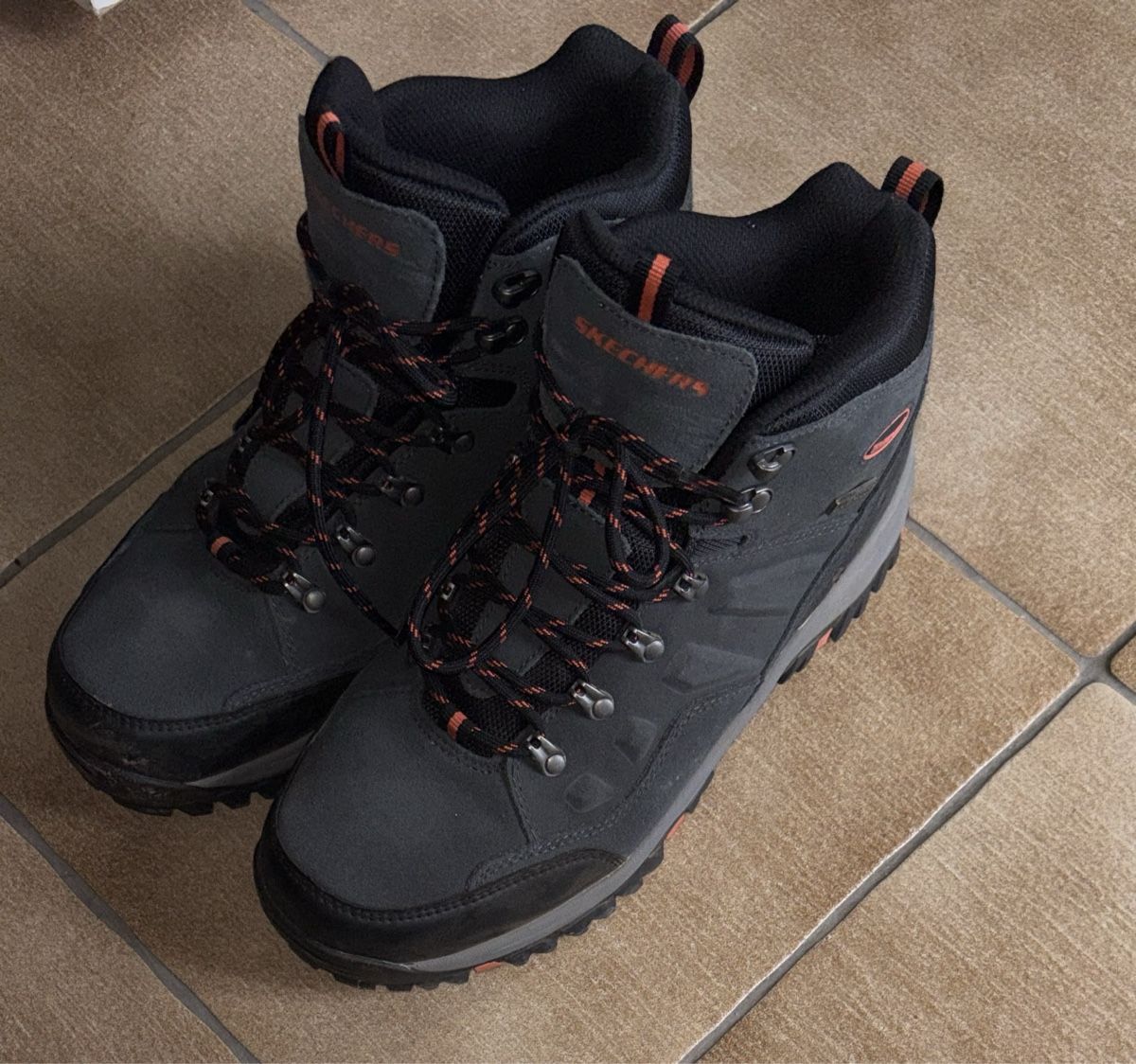 Skechers Chaussures hommes: Skechers Wanderschuhe grau Grösse 44 – D'occasion à Pfäffikon ZH par Sandra07000