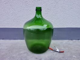 Grosse grüne Glasflasche mit Zapfhahn Schlauch Glasballon