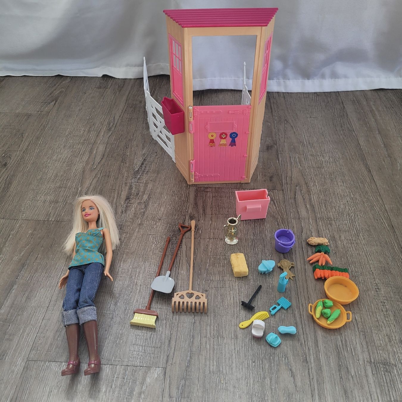 Spielzeuge: Barbie Pferde Stall und Zubehör – Gebraucht aus Niederbuchsiten von klengyel