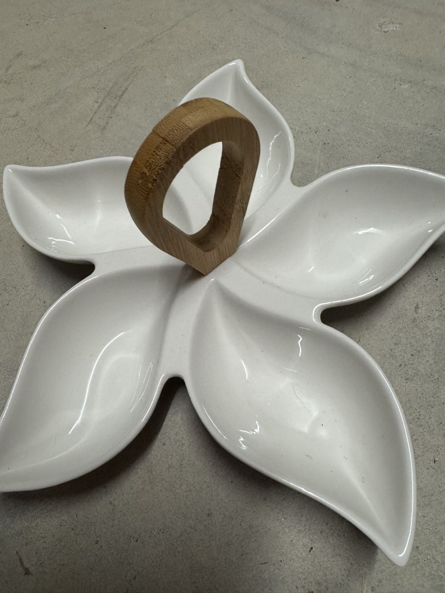 Schalen: Weisses Keramik Snackschälchen in Blumenform, Vintage – Neu (gemäss Beschreibung) aus Oberkulm von tes_799n
