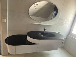 Meuble de salle de bains avec miroir