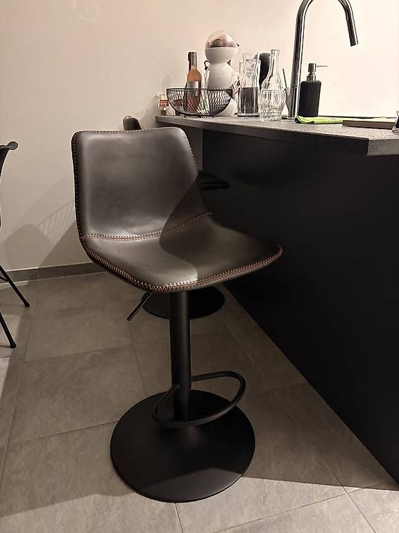 Hocker: 2 tabourets de bar noirs état neuf  – Gebraucht aus Massongex von anirbasam