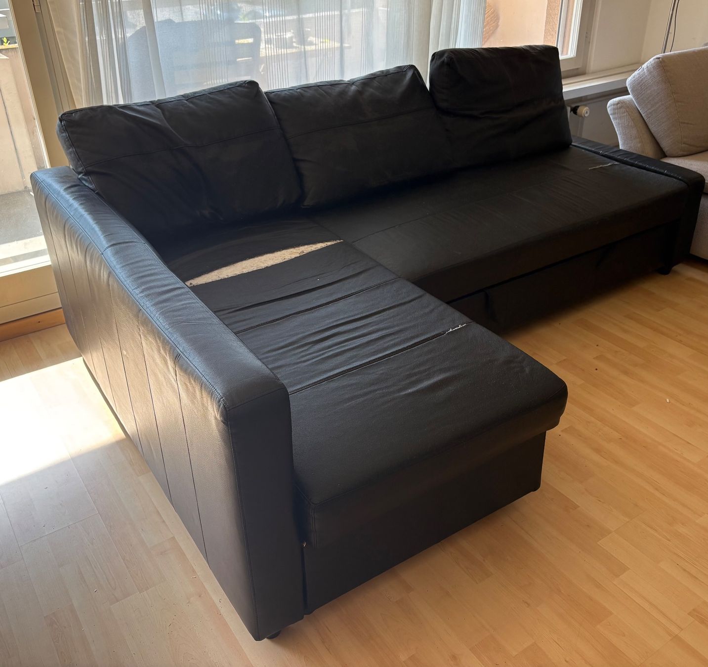 Divani: Schwarzes Eck-Schlafsofa aus Kunstleder im Used-Look – Usato da Zürich venduto da vit_6hkt