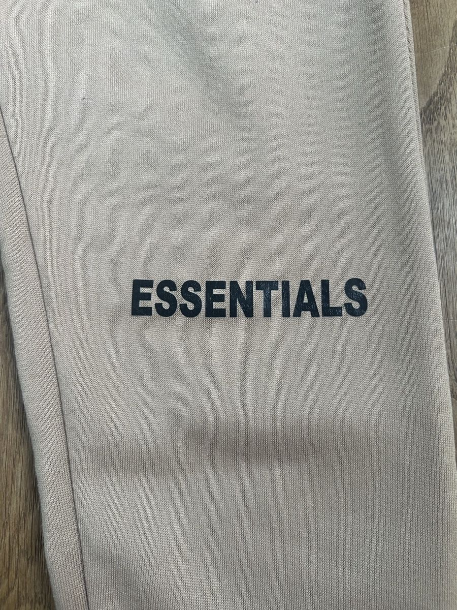 Shein Pantaloni: Jogginghose beige Grösse M von SHEIN  – Usato da Frauenfeld venduto da jae_vs6j 1