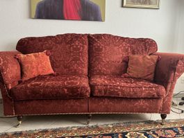 Rotes Antiksofa mit Ornamenten, super bequem, 2-Sitzer