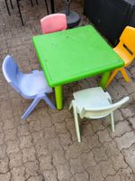 Stabiler Kindertisch mit 4 robusten Kinderstühlen