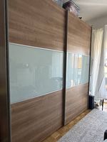 Kleiderschrank in Holzoptik mit Glasakzent