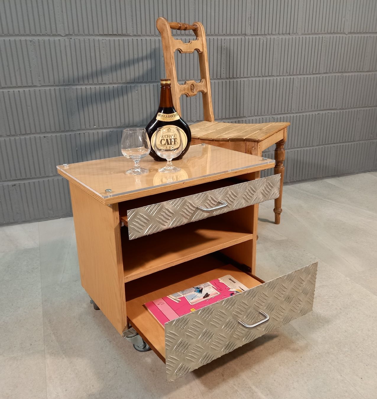 Nachttische: Holz-Riffelblech Night-Stand. Kommode Nachttisch Rollbar – Gebraucht aus Nottwil von Wondewa-Shop 6
