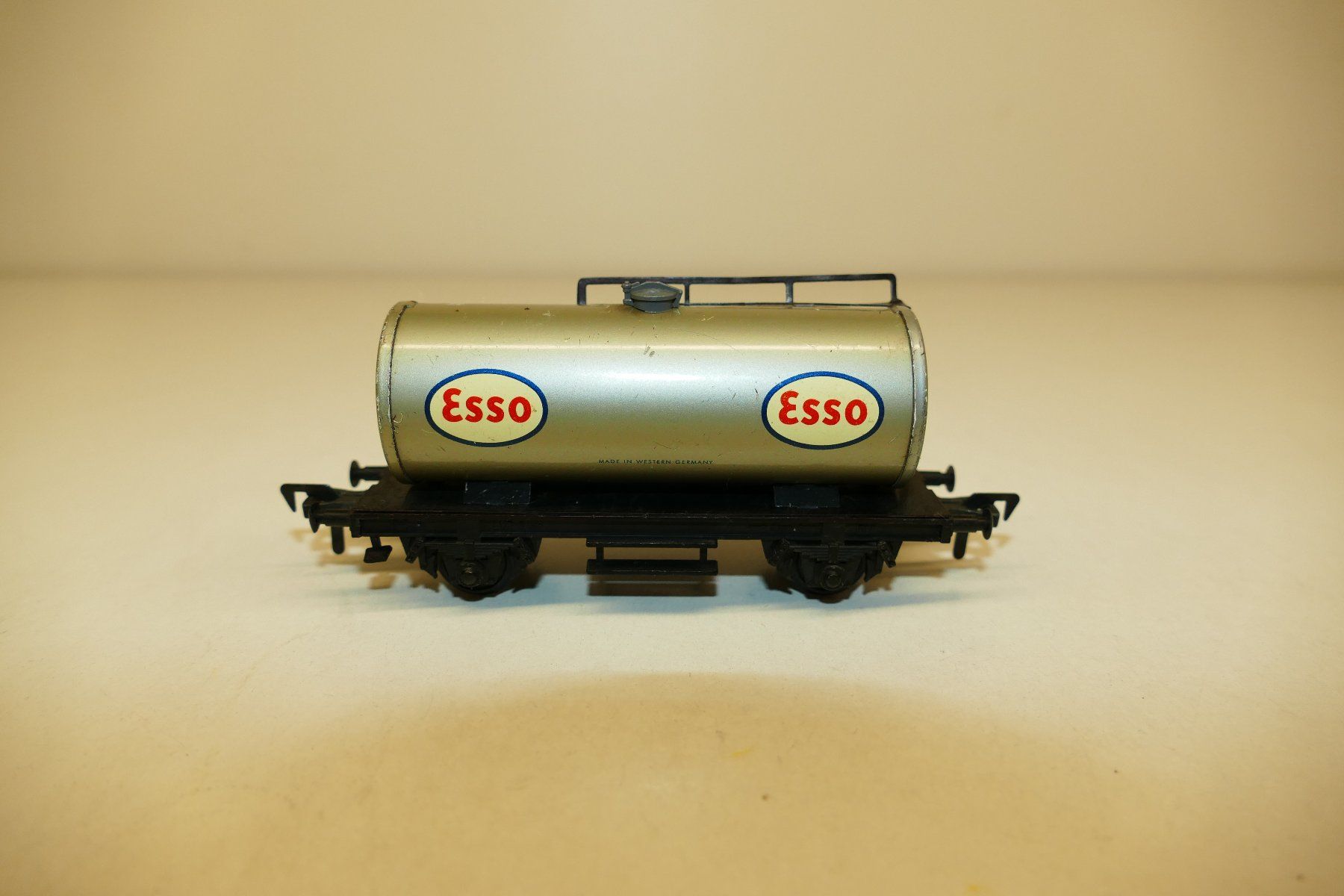 Fleischmann Modellini di ferrovie: Fleischmann H0: Kesselwagen Esso – Usato da Niederhasli venduto da rail-duerst 1