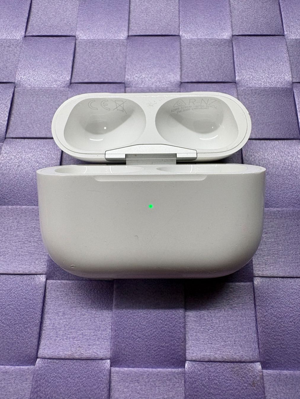 Apple Cuffie: Apple AirPods Pro 2 charging case (A2968). – Usato da Lausanne venduto da Zorrus77