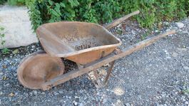 Originelle Vintage Spitzboden Karrette mit Metallrad