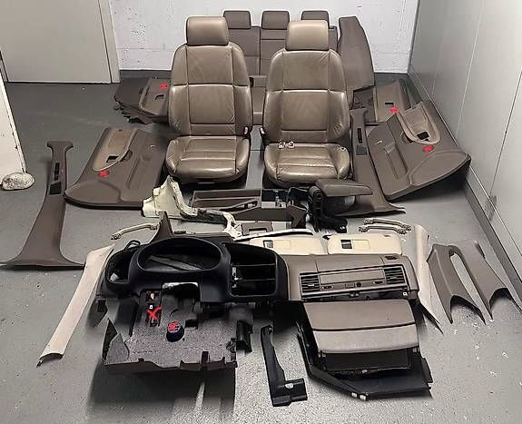 BMW Tutti pezzi di ricambio auto: BMW E36 komplett Lederausstattung Touring  – Usato da Jonen venduto da BMWE369
