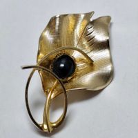 Vintage Blatt Brosche Gold Riffelstruktur Schwarzer Cabochon