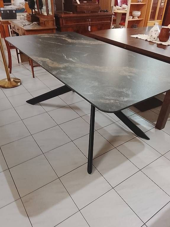 Tavoli: Stylischer Tisch mit keramischer Oberfläche – Usato da Neuhausen am Rheinfall venduto da galleria13 2