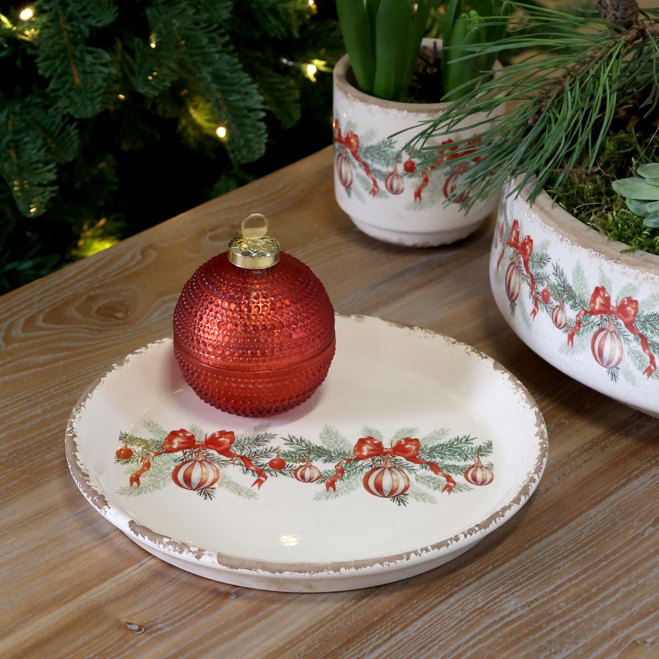 Teller: Chic Antique Teller mit Weihnachtskugel und Schleife – Neu und originalverpackt aus Innertkirchen von Glatthard-Interior