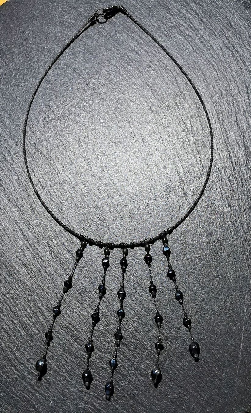 Ketten: Collier laiton et perles irisées noires – Neu (gemäss Beschreibung) aus Veyrier von Leilazizou 2