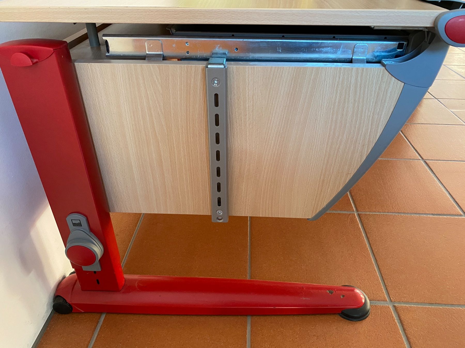 Moll Schreibtische: Moll Runner Kinderpult höhenverstellbar – Gebraucht aus Uster von  8