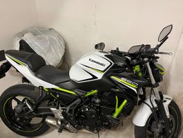Motorrad Kawasaki Z650 weiss 649ccm 35KW Erstzulassung 2020