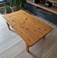 Couchtisch aus Holz / 135 × 75 x 51 cm / robust & zeitlos