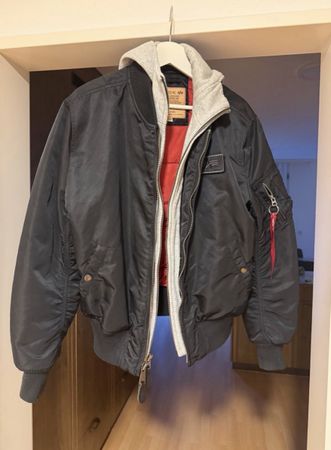 Alpha Industries Bomberjacke schwarz Grösse M aber eher S
