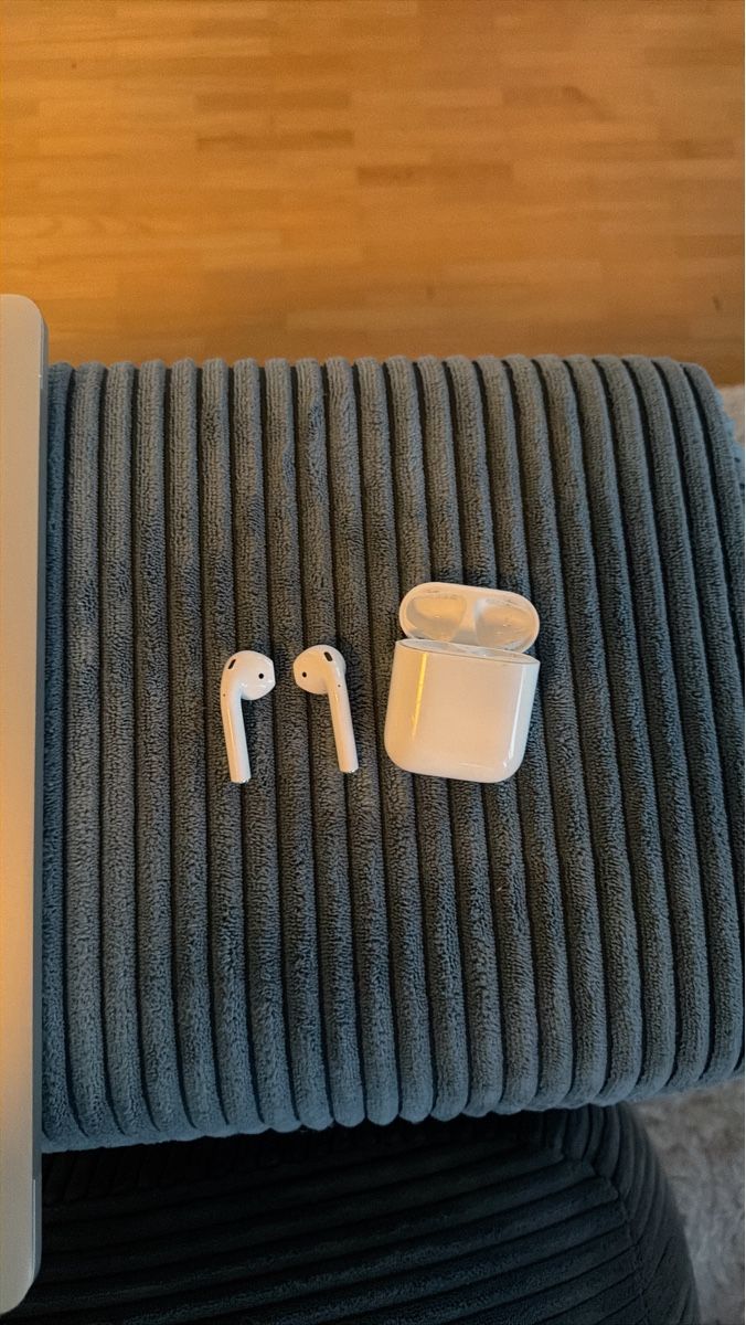 Apple Cuffie: Apple AirPods 2. Generation mit Ladehülle – Usato da St. Gallen venduto da Ricokuemin