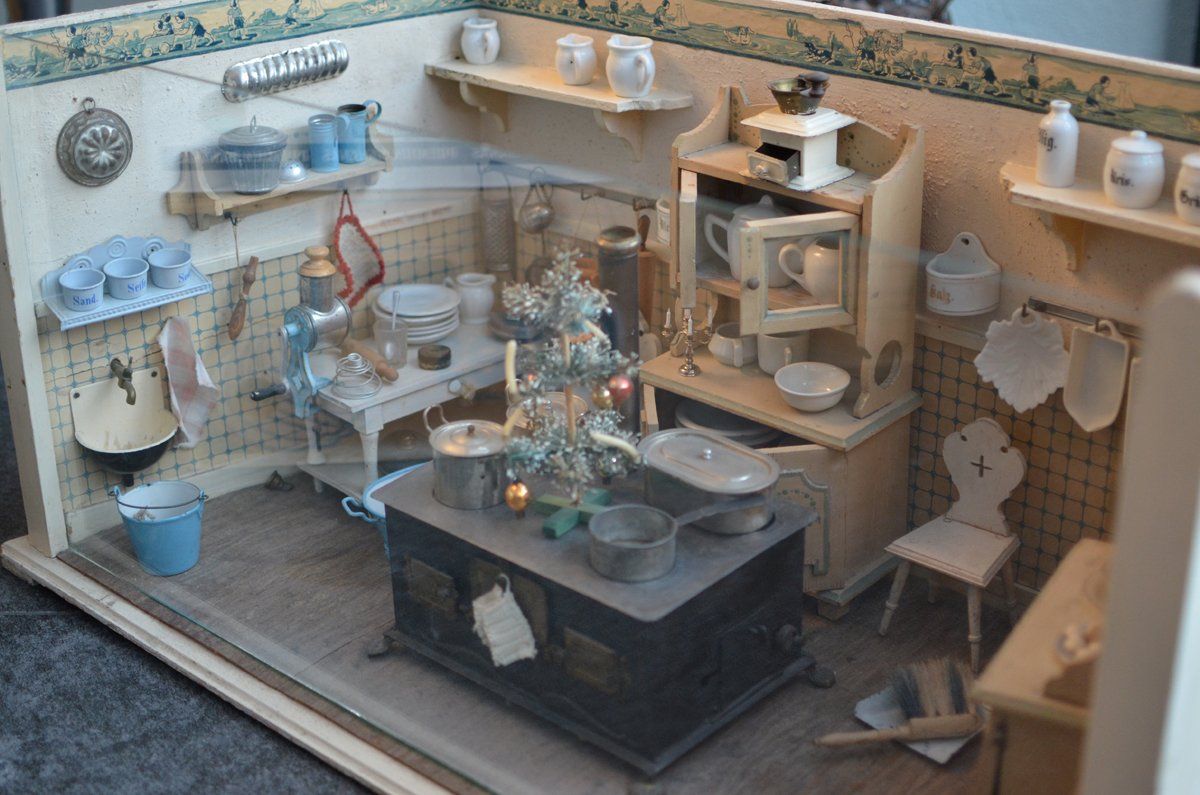 Case e mobili per bambole: Puppenhaus 1910 – Usato da Männedorf venduto da Tkv 2