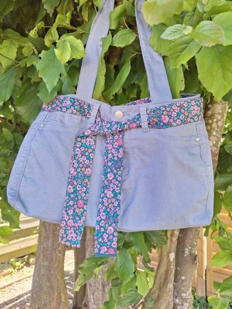Damenumhängetasche hellblau, upcycling aus alter Jeans