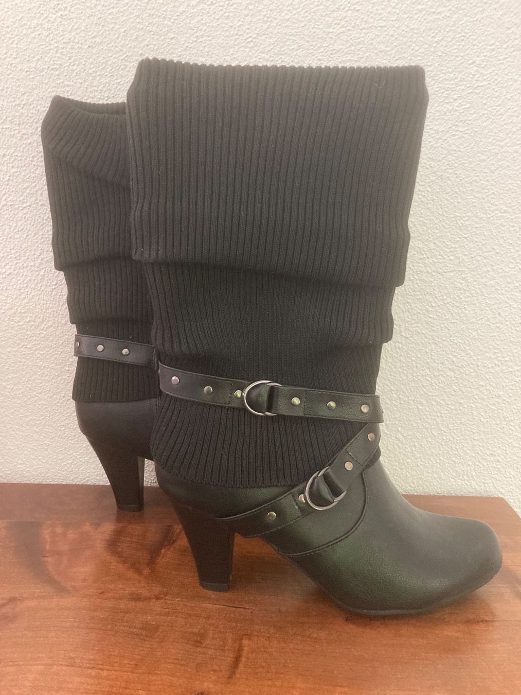 Damenschuhe: Schwarze Damen-Stiefel mit Absatz Gr. 40 – Neu und originalverpackt aus Uznach von Apuutze 2