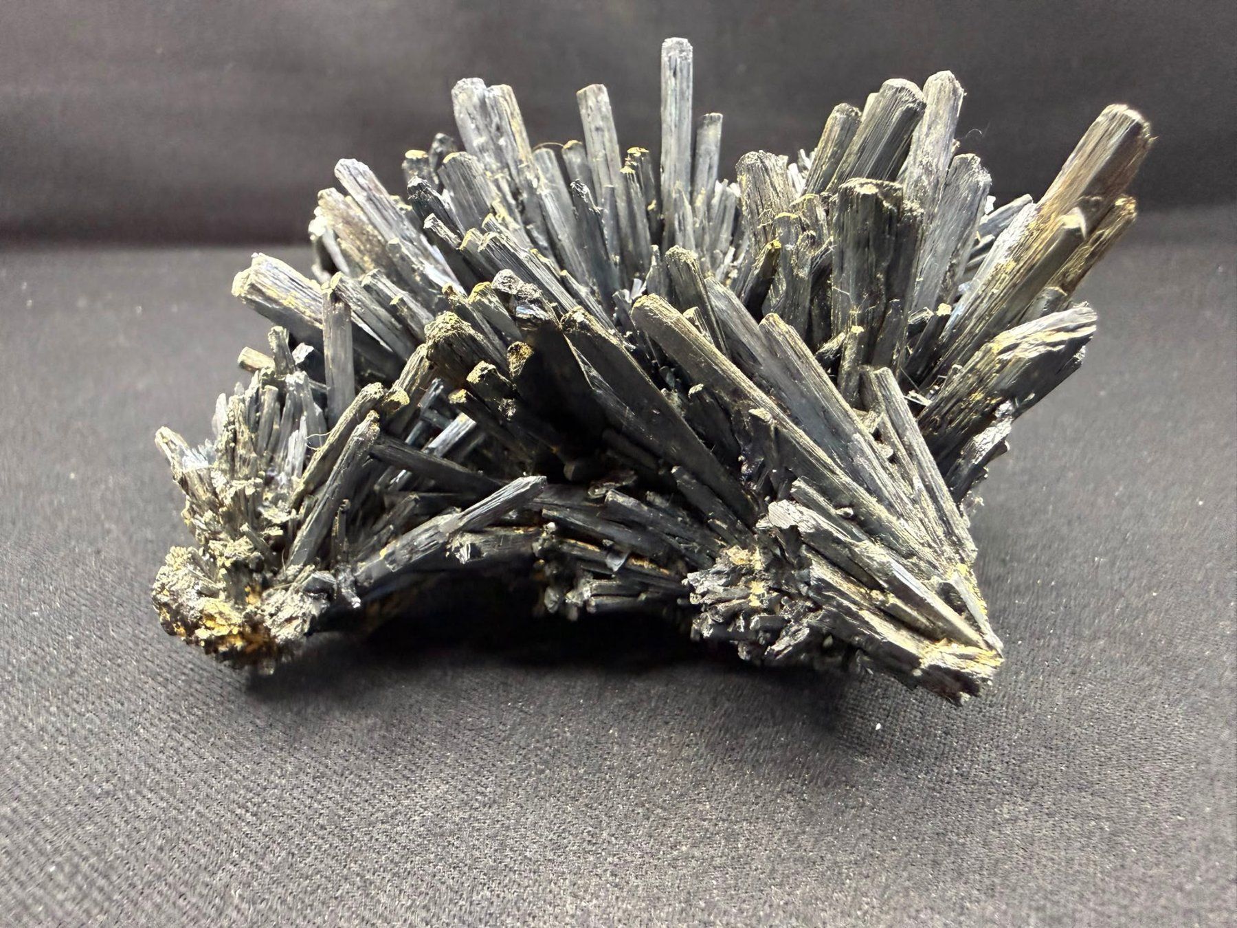 Minerali & Pietre curative: Stibnit mit Stibiconit Überzug – Usato da Schinznach Bad venduto da Demerald 7