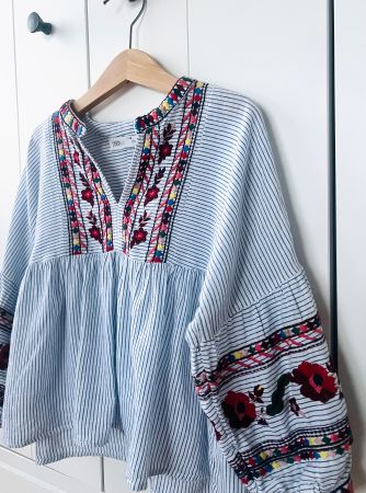 Zara 116 Hemd blau Blumen bestickt