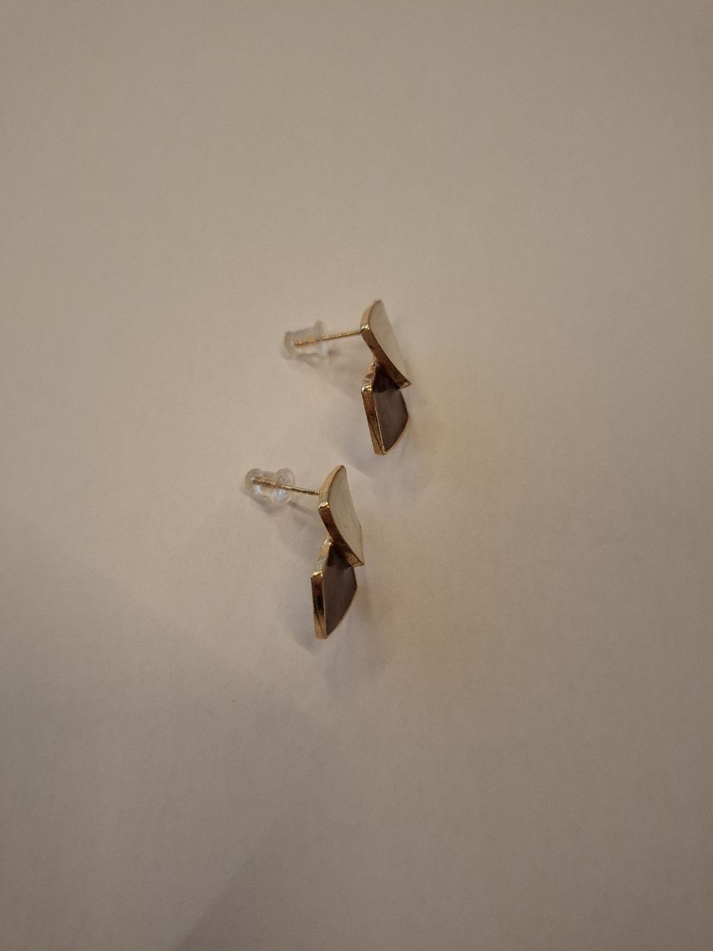 Orecchini pendenti & Orecchini a lobo: Orecchini color oro smaltati. NUOVI – Nuovo e nell'imballaggio originale da Camorino venduto da ros_cj5f 2