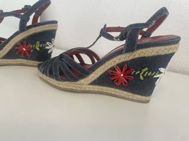 Verspielte Denim-Wedges mit Blumen-Stickerei